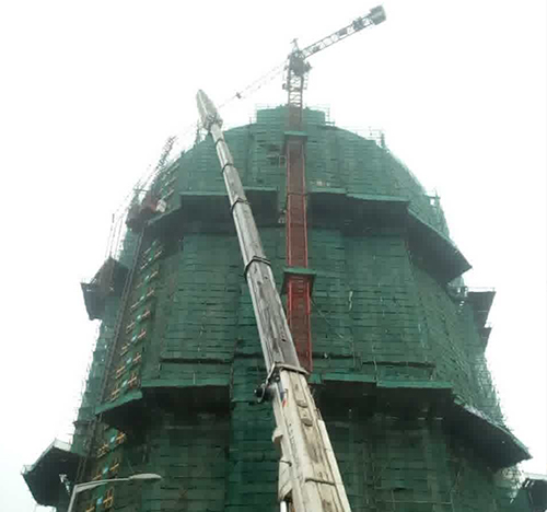 天宁吊车在工地上作业